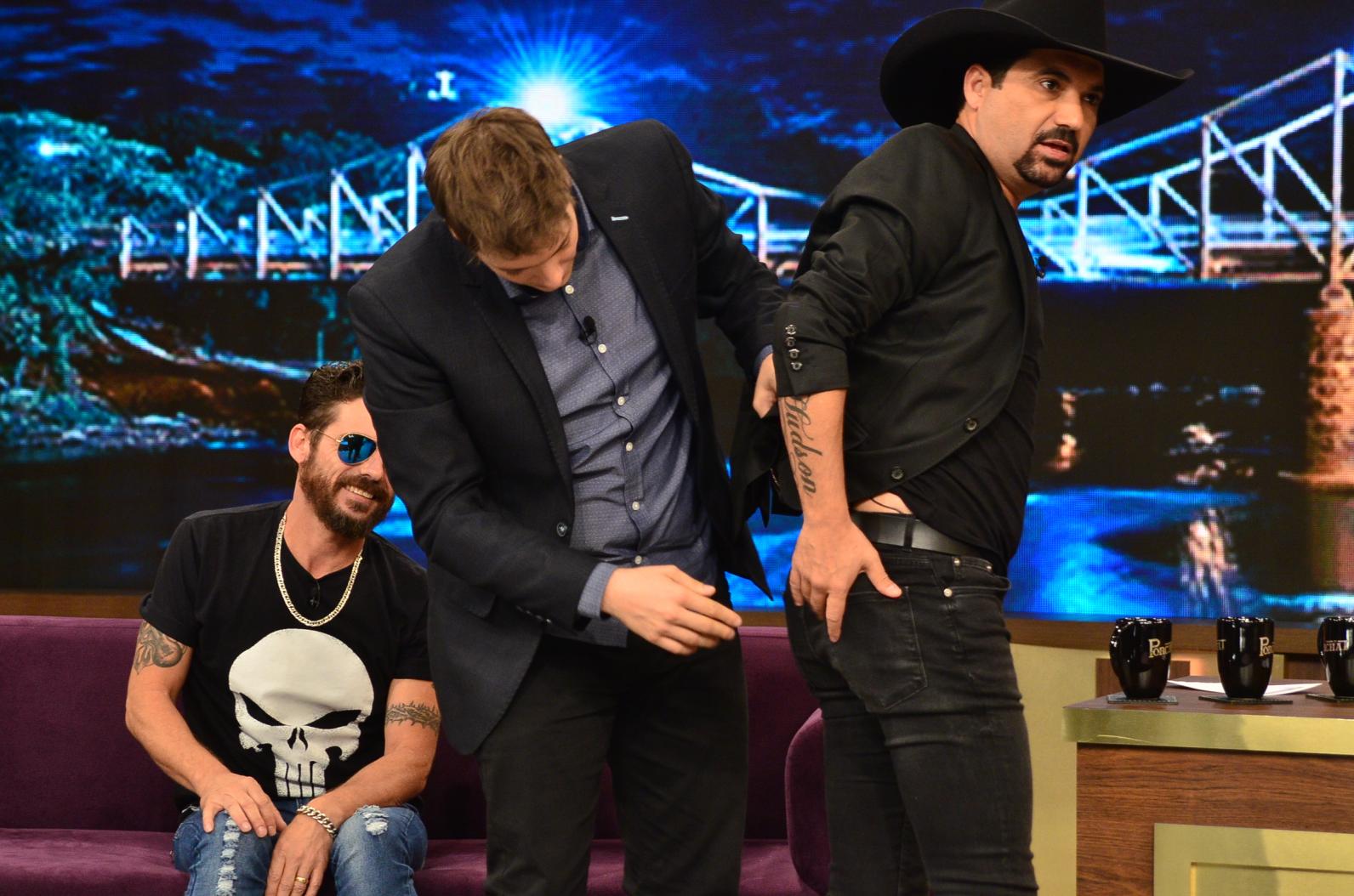 Edson, da dupla com Hudson, é um dos famosos que colocou silicone na bunda (Foto: Reprodução/Record)