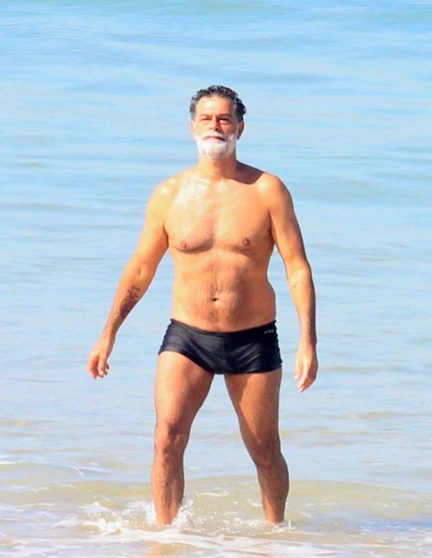 Eduardo Moscovis foi flagrado com a barba branca em praia (Foto: AgNews)