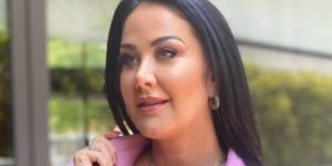 Helen Ganzarolli empina o bumbum com maiô cavado (Foto: Reprodução)