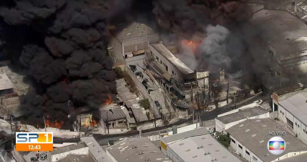 Incêndio tomou galpões na Grande São Paulo (Foto: Reprodução/TV Globo)
