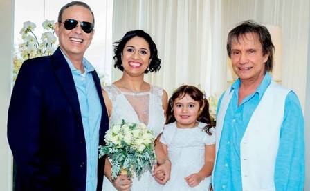 Roberto Carlos com o filho, Dudu Braga, a nora, Valeska, e a netinha, Laura (Foto: Martin Gurfein/ Revista Caras)