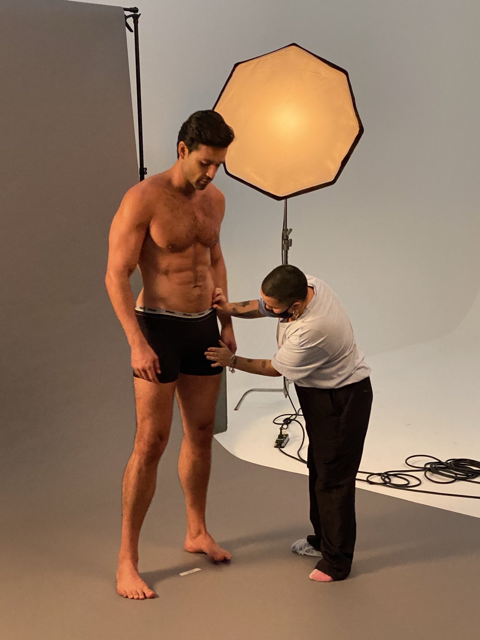 Sérgio Marone mostrou bastidores de campanha de cueca (Foto: Reprodução/Twitter)