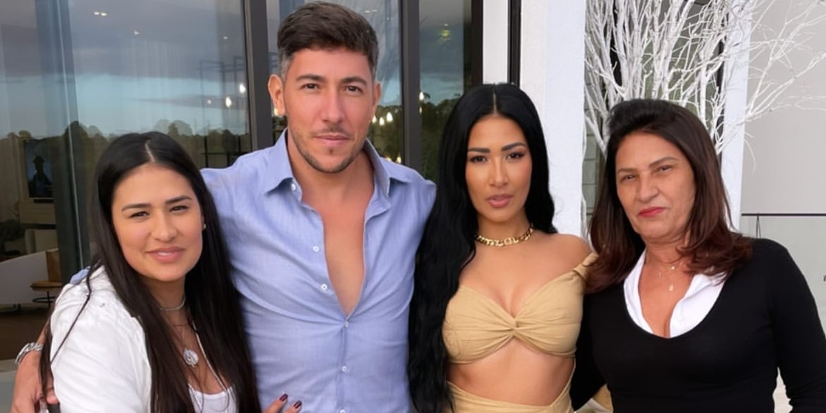 Simone e Simaria com a mãe, Mara, e o irmão, Caio (Foto: Reprodução/Instagram) Simone e Simaria com a mãe, Mara, e o irmão, Caio (Foto: Reprodução/Instagram)