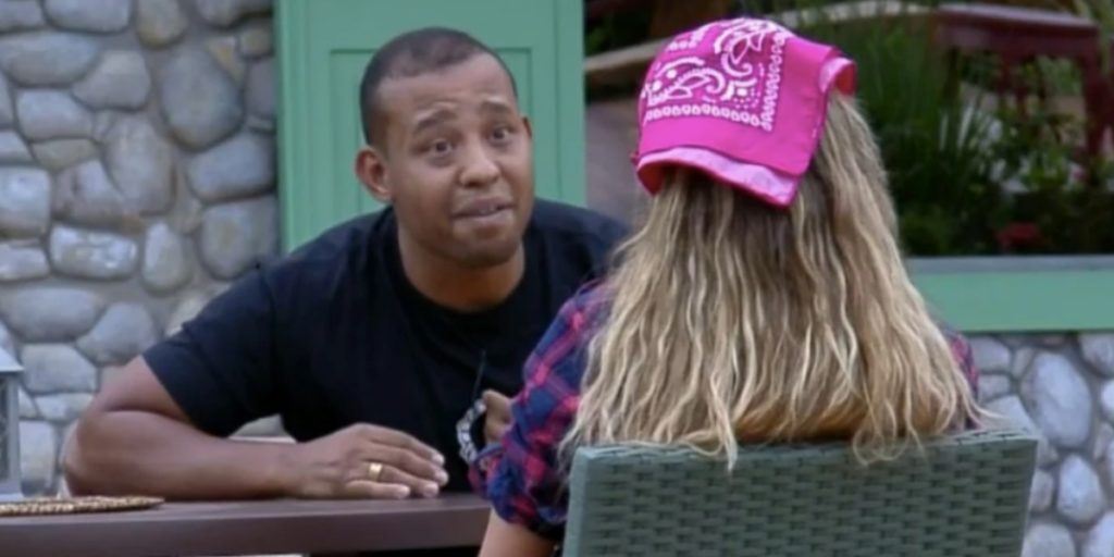 Mussunzinho e Erika discutem na "Fazenda 13" (Reprodução)