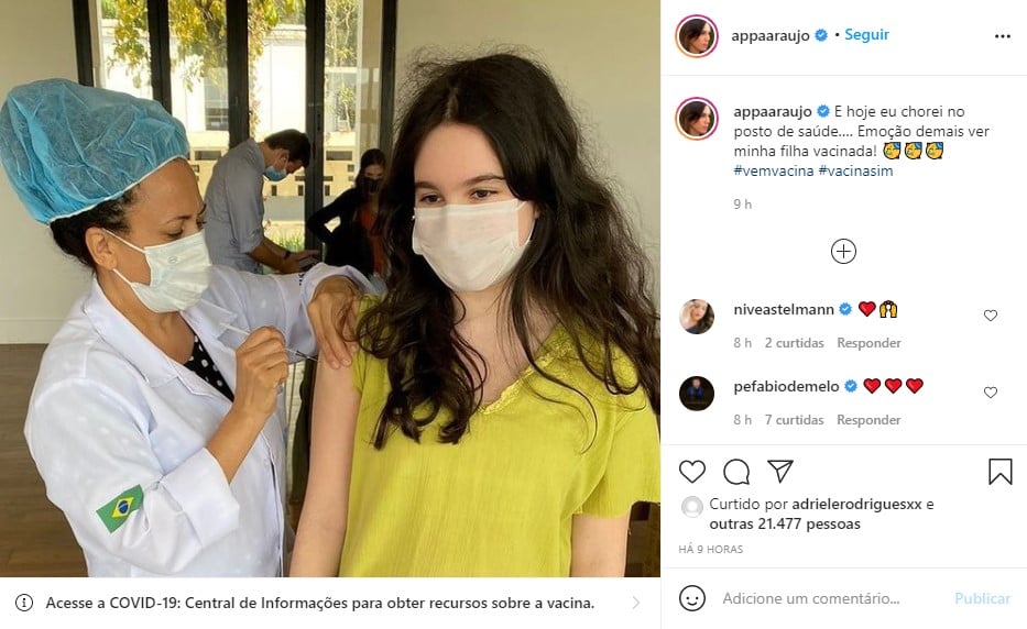 Ana Paula Araújo se emociona ao ver a filha ser vacinada (Foto: Reprodução)