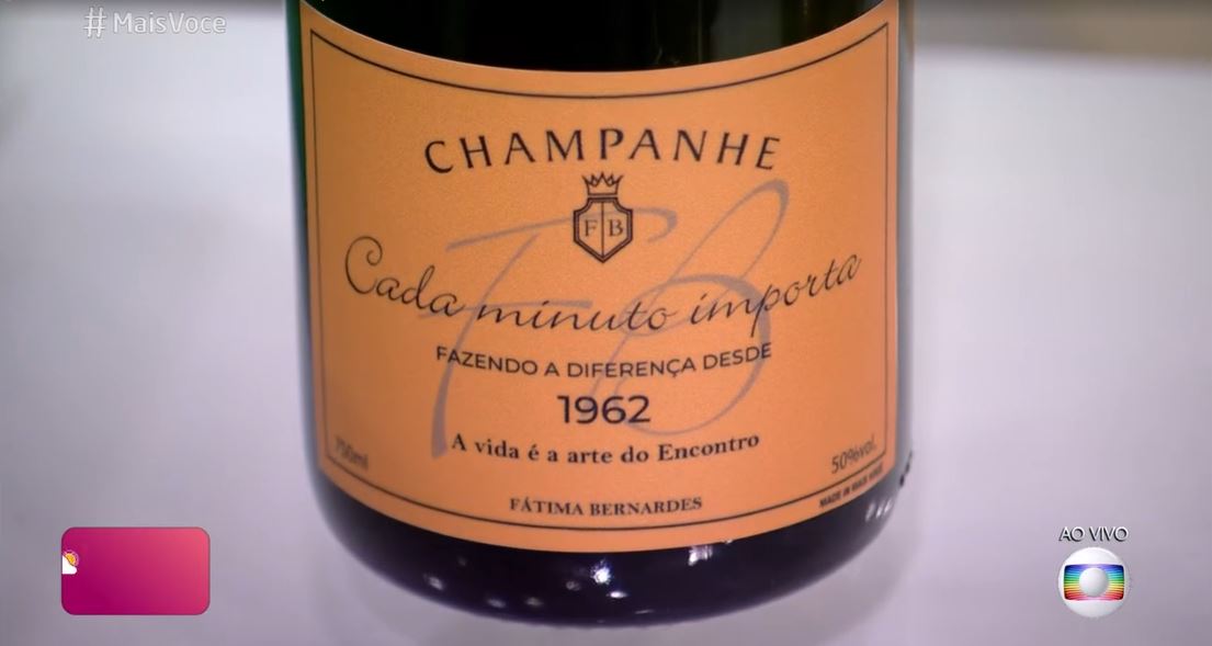 Ana Maria Braga deu garrafa de champanhe personalizada para Fátima Bernardes (Foto: Reprodução/TV Globo)