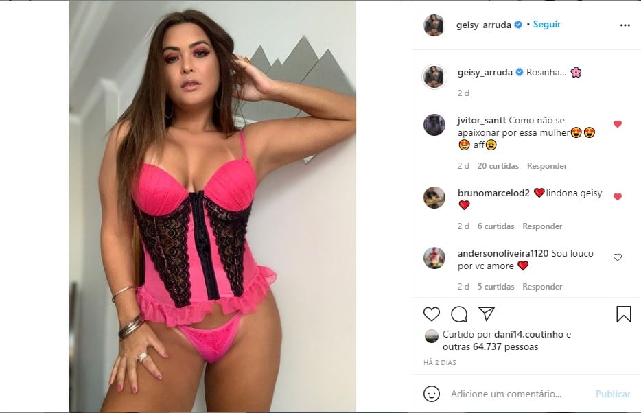 Geisy Arruda atola calcinha na parte íntima e deixa de fora o que não devia (Foto: Reprodução)