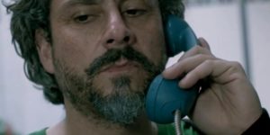 José Alfredo segue suspeita e liga para inimigo em Império (Foto: Reprodução/Globo)