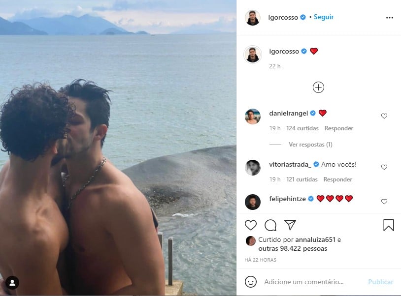 Igor Cosso, ator da Globo, perde seguidores por foto beijando namorado (Foto: Reprodução)