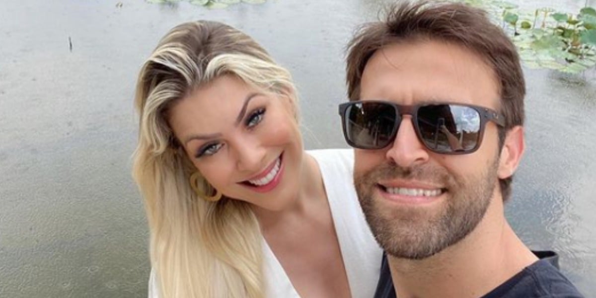 Ao lado de Átila Abreu Renata Fan fez comunicado sobre 13 anos de relacionamento (Foto: Reprodução)