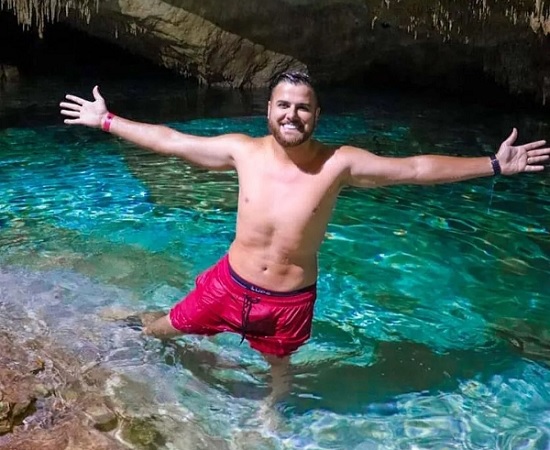 Zé Neto posa para foto em viagem ao México (Imagem: Divulgação/Instagram) 