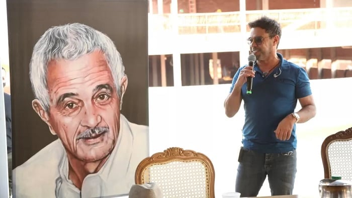 Zezé Di Camargo descobrindo que o hospital homenagearia seu pai (Foto: Marcos Ribas/Brazil News)
