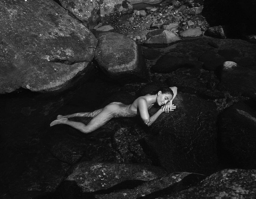 Camila Pitanga surge completamente nua e causa alvoroço na web - Quem