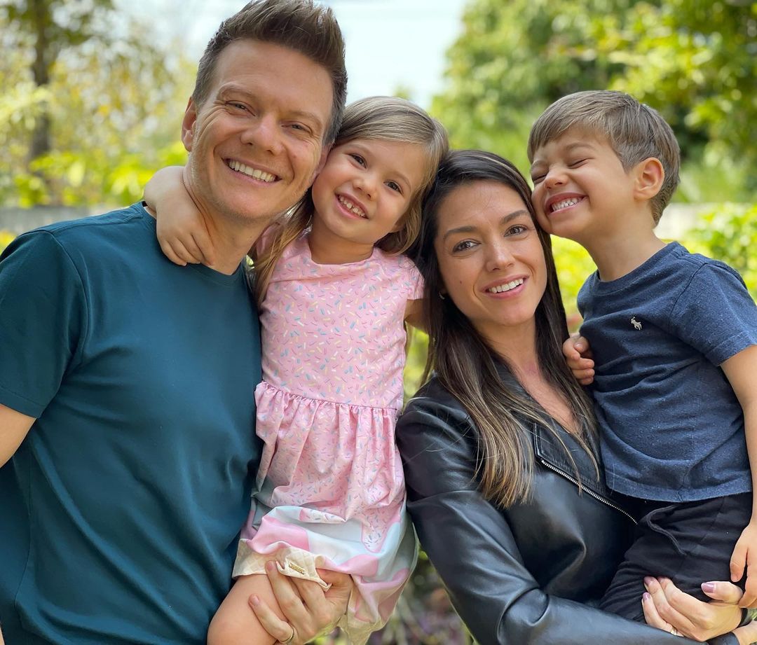 Michel Teló e Taís Fersoza com os filhos, Teodoro e Melinda (Foto: Reprodução/Instagram)