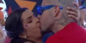 Marina e Gui Araújo deram beijão em A Fazenda 13 (Foto: Reprodução)