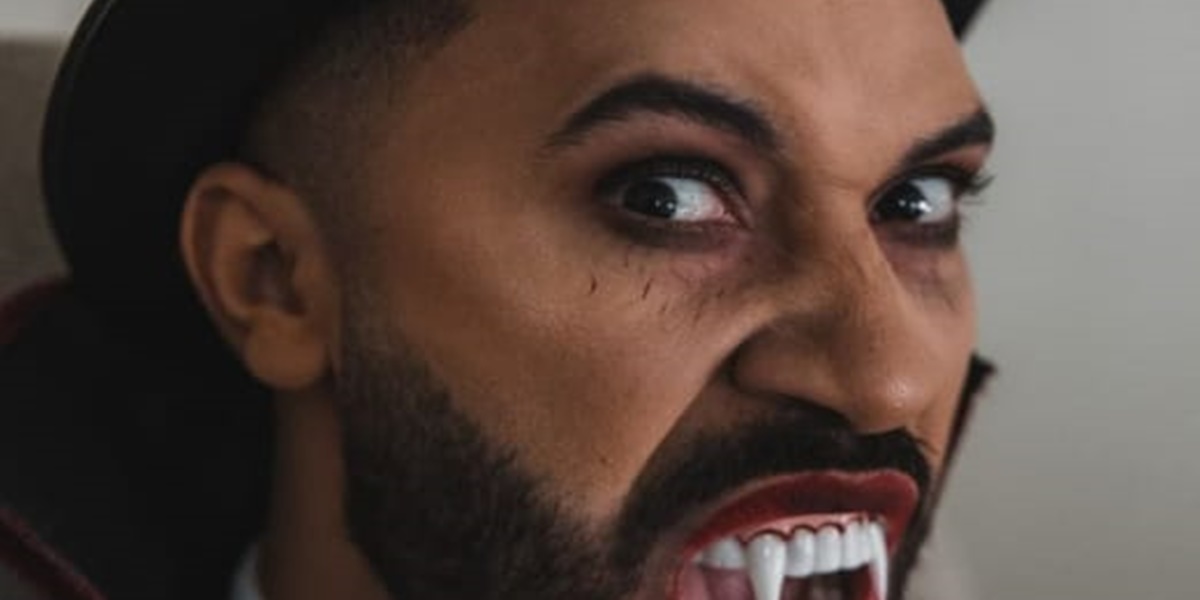 Gil do Vigor chocou os seguidores ao surgir vestido de Conde Drácula no Instagram (Foto: Instagram) 