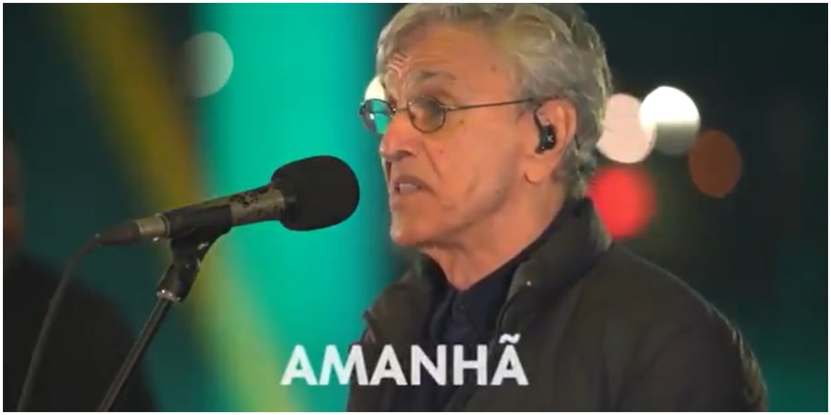 Caetano Veloso foi anunciado por Tadeu Schmidt na Globo - Foto: Reprodução
