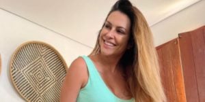 Sem roupa, Cleo ostenta corpão e deixa parte íntima escapar (Foto: Reprodução)