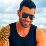 Gusttavo Lima surgiu exibindo os seus braços musculosos em foto (Foto: Reprodução)