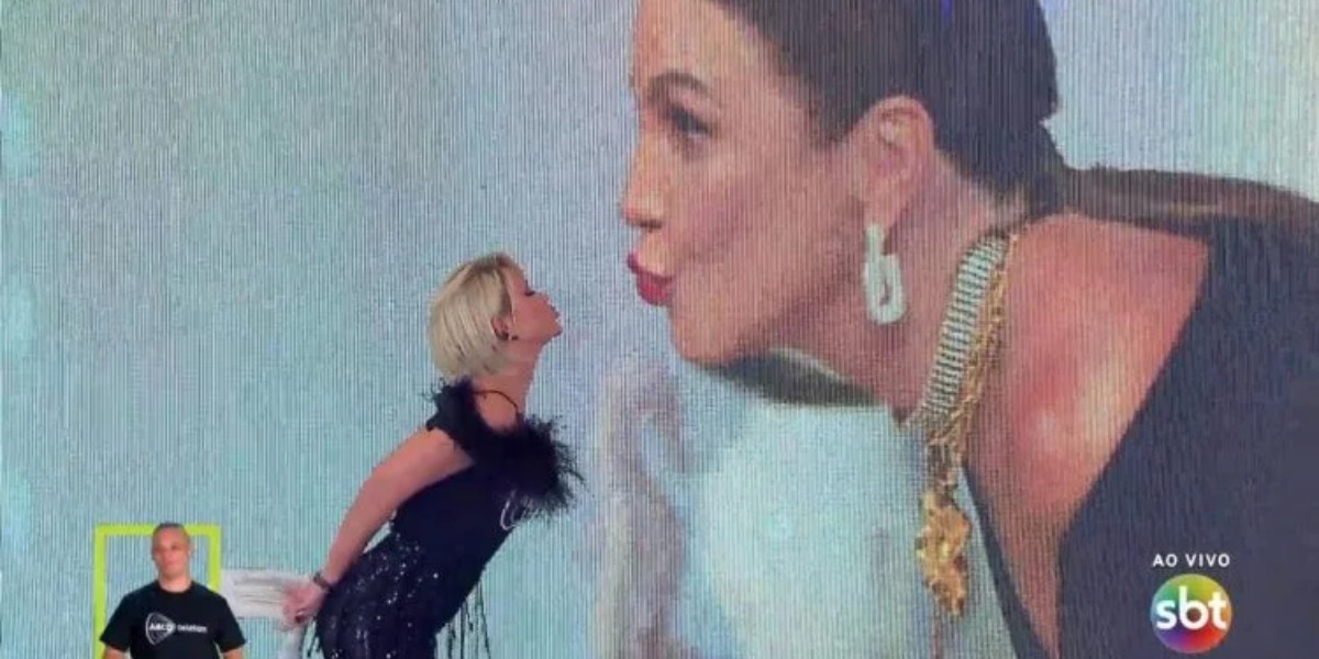 Ivete Sangalo e Eliana deram um selinho (Foto: Reprodução) Ivete Sangalo e Eliana deram um selinho (Foto: Reprodução)