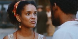 Zayla ganha grande trunfo nas mãos em cena de Nos Tempos do Imperador (Foto: Reprodução/Globo)