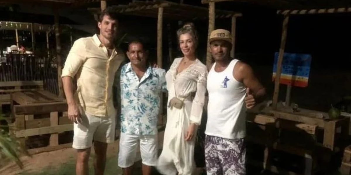 Grazi Massafera ao lado de Alexandre Machafer e fãs (Foto: Reprodução)