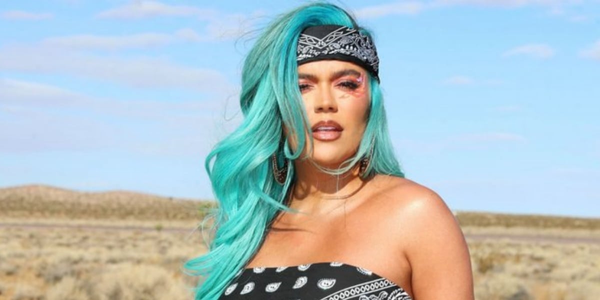 Karol G levou um tombo daqueles durante show (Foto: Reprodução)
