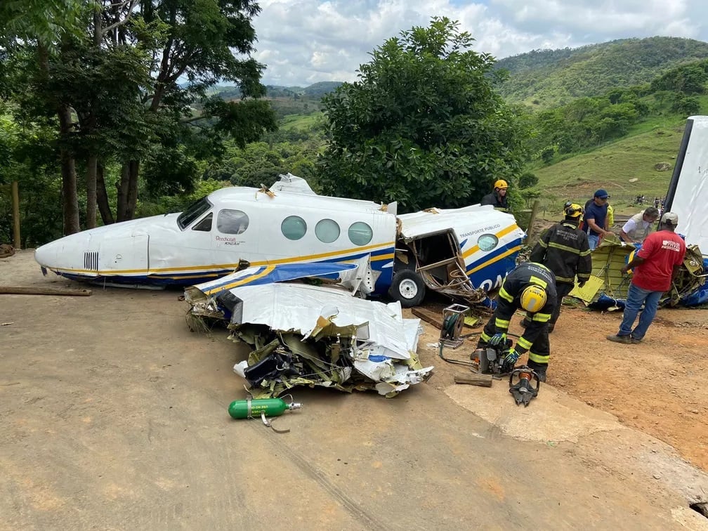 Remoção dos objetos do avião (Foto: Divulgação/Fervel Auto Socorro)