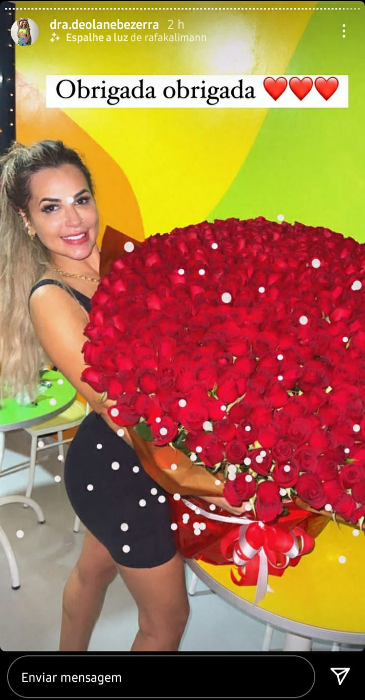 Deolane com buque de 500 rosas (Foto: Reprodução/ Instagram)