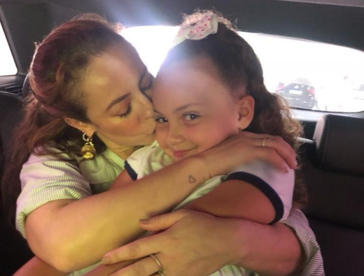 Paola Oliveira exibiu a afilhada com foto no Instagram (Foto: redes sociais)