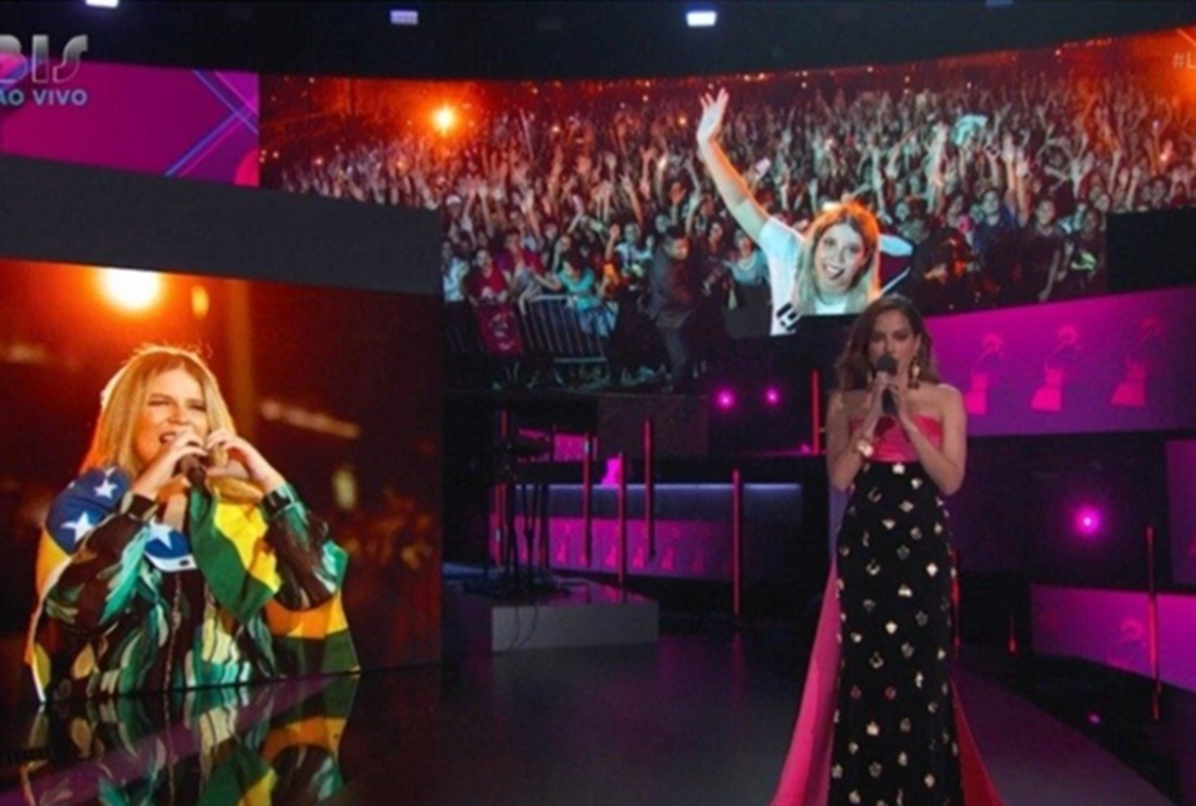Anitta durante tributo à Rainha da Sofrência no Grammy Latino 2021 (Foto: Reprodução/ Canal BIS)