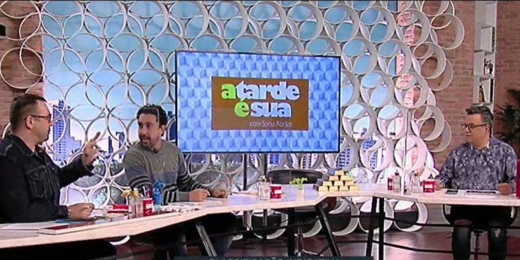 Sonia Abrão não aparece na bancada da RedeTV!, colunistas ficam sozinhos e envolvimento com rival é confirmado Sonia Abrão não aparece na bancada da RedeTV!, colunistas ficam sozinhos e envolvimento com rival é confirmado