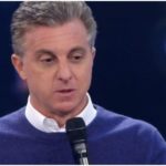 Luciano Huck é obrigado afazer ao vivo no Domingão (Foto: Reprodução)