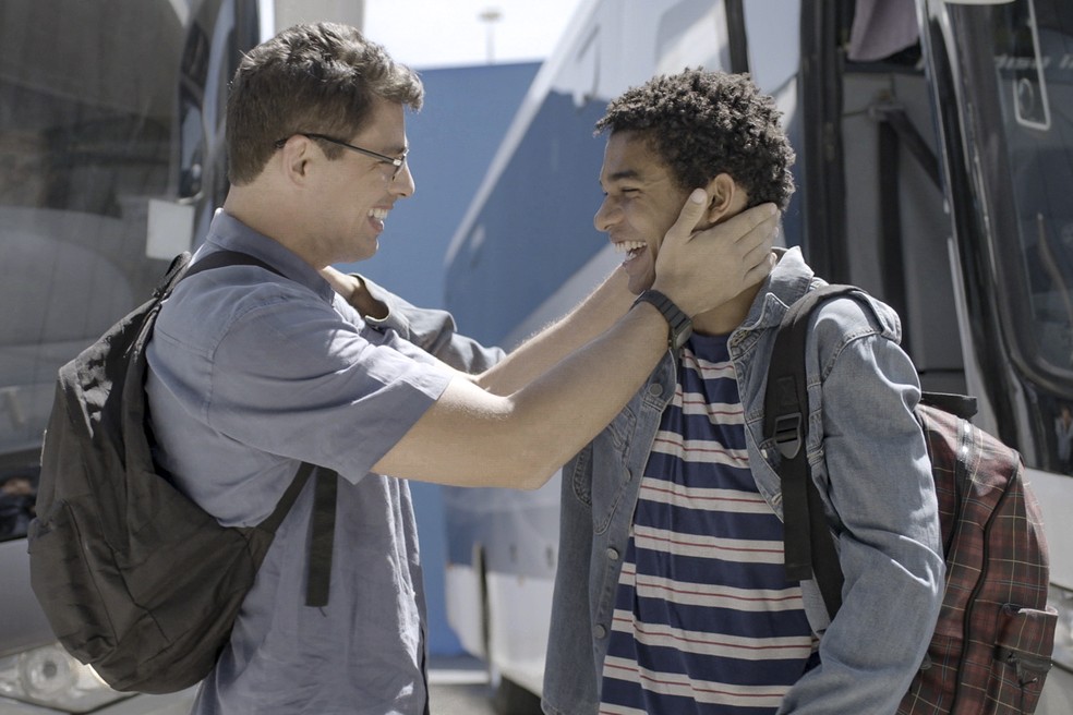 Christian, vivido por Cauã Reymond, e Ravi, vivido por Juan Paiva, em "Um Lugar ao Sol" (Foto: Divulgação/TV Globo)