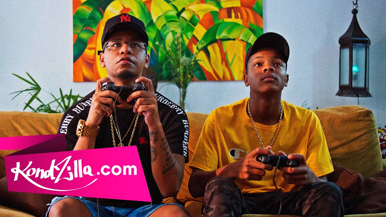 MC Jotinha e MC PR no clipe de "Kika uma vez, Kika de novo" (Foto: Divulgação/YouTube) MC Jotinha e MC PR no clipe de "Kika uma vez, Kika de novo" (Foto: Divulgação/YouTube)
