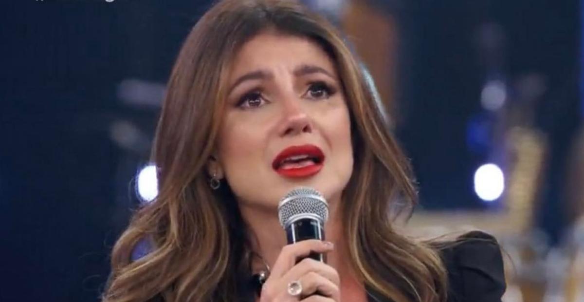 Paula Fernandes desmorona em prantos no "Domingão Com Huck" (Foto: Reprodução/Globo) 