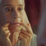Rebeca se preocupa com suas rugas em Um Lugar ao Sol (Foto: Reprodução/Globo)