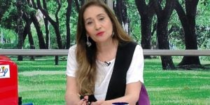 Sonia Abrão volta a redetv e revela afastamento de colegas (Foto: Reprodução/RedeTV!)