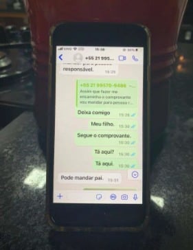 Armando Babaioff quase cai em golpe e ao mostrar conversa nas redes sociais fãs especulam que ator enviou nude ao golpista - Reprodução