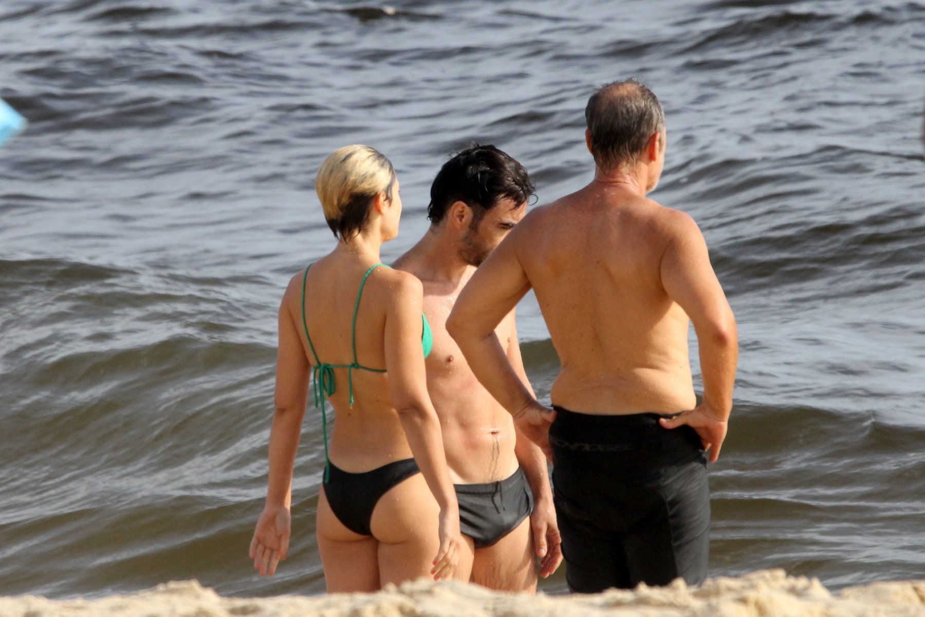 Caio Blat com seu volumão exposto na praia (Foto: AGNews)
