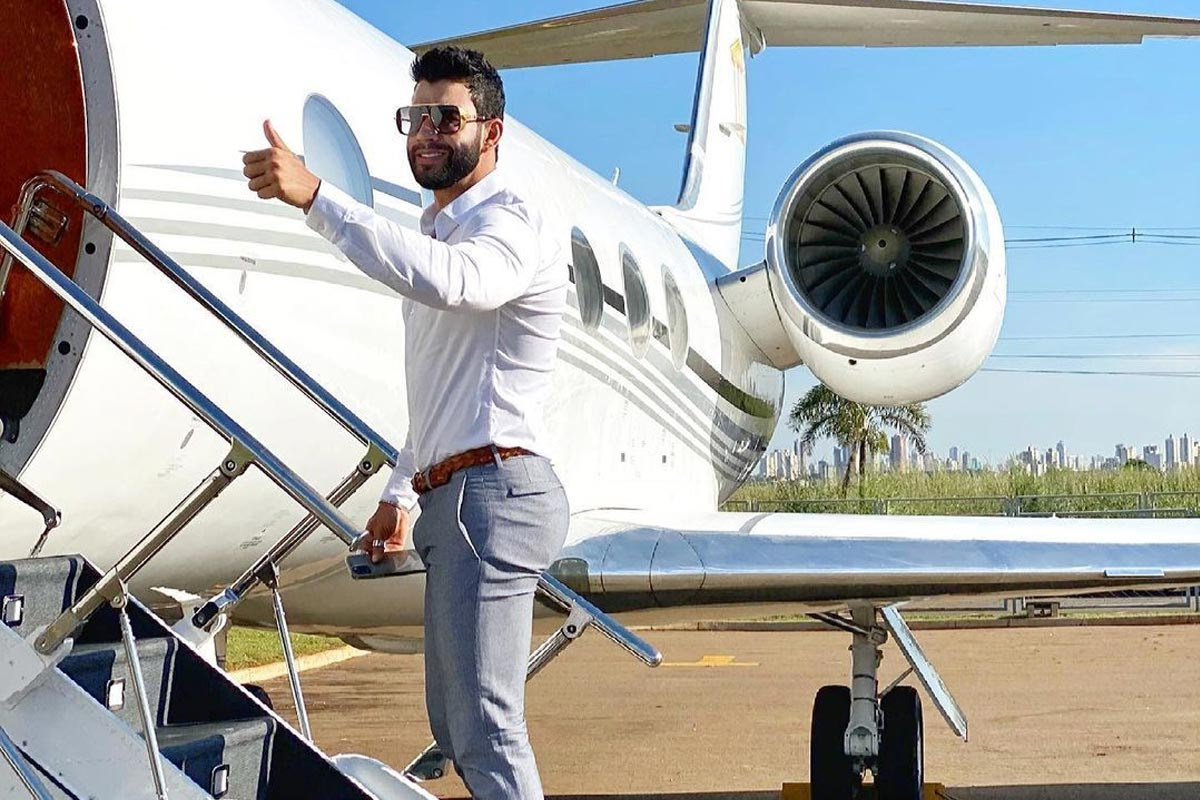 Gusttavo Lima mostra jatinho (Foto: Divulgação)