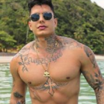 Victor Igoh é visto esperando Sthe Matos em hotel (Foto: Divulgação)