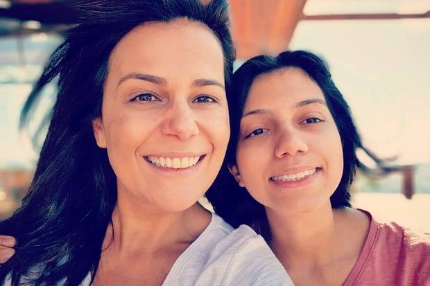 Adriana Araújo ao lado da filha Giovanna Araújo 