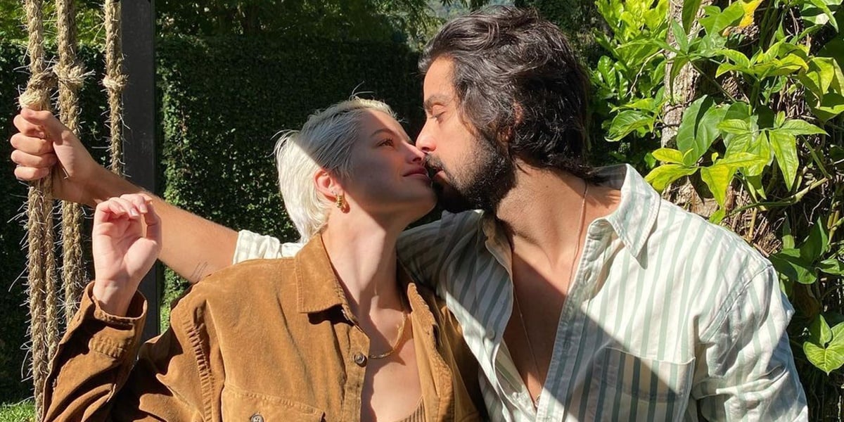 Rodrigo Simas é companheiro de Agatha Moreira, que vem protagonizando cenas quentes em Verdades Secretas II (Foto: Reprodução)