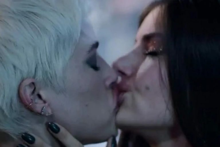 Angel e Giovanna se beijam em Verdades Secretas 2 e os internautas incendeiam as redes sociais Angel e Giovanna se beijam em Verdades Secretas 2 e os internautas incendeiam as redes sociais