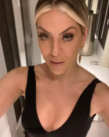 Renata Fan usa modelinho preto e rouba à cena - Reprodução Renata Fan usa modelinho preto e rouba à cena - Reprodução