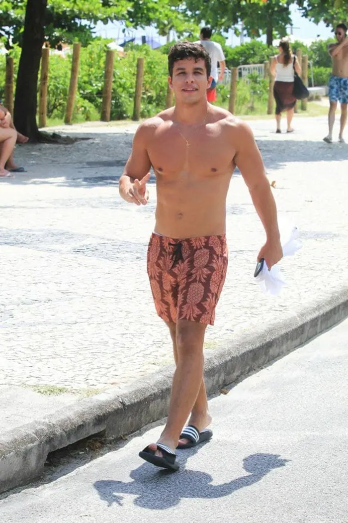 O galã Ricky Tavares dá sorriso e acena para paparazzo (Foto: Reprodução/ Internet)