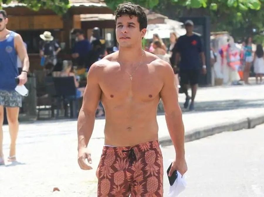 Só de bermuda, Ricky Tavares chama atenção para seu físico perfeito (Foto: Reprodução/ Internet)