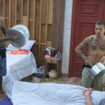 Dynho Alves e MC Gui fazem panelaço para se vingarem de Rico (Foto: Reprodução/Record TV)