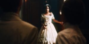 Zayla fica intrigada com momento flagrado na novela Nos Tempos do Imperador (Foto: Reprodução/Globo)